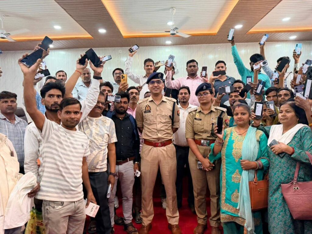 171 मोबाइल बरामद कर शाहजहाँपुर पुलिस ने लौटाई मुस्कान, 40 लाख के फोन मालिकों को किए सुपुर्द