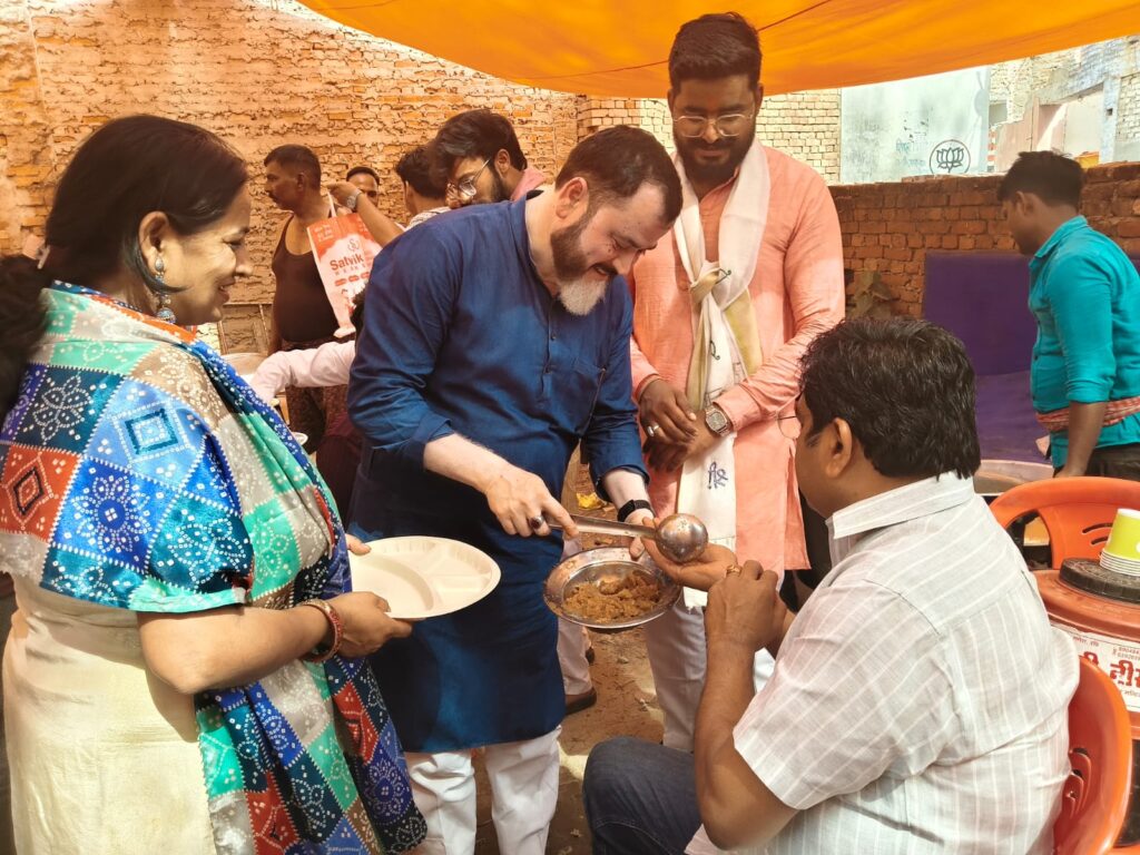 यूपी के‌ शाहजहांपुर में सहयोग संस्था ब रानी लक्ष्मी बाई विंग की अध्यक्ष के द्वारा हुआ भंडारे का आयोजन