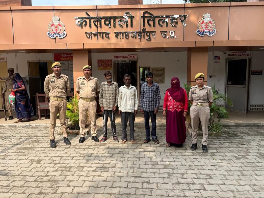 तिलहर पुलिस ने चार वारंटी अभियुक्तों को किया गिरफ्तार।