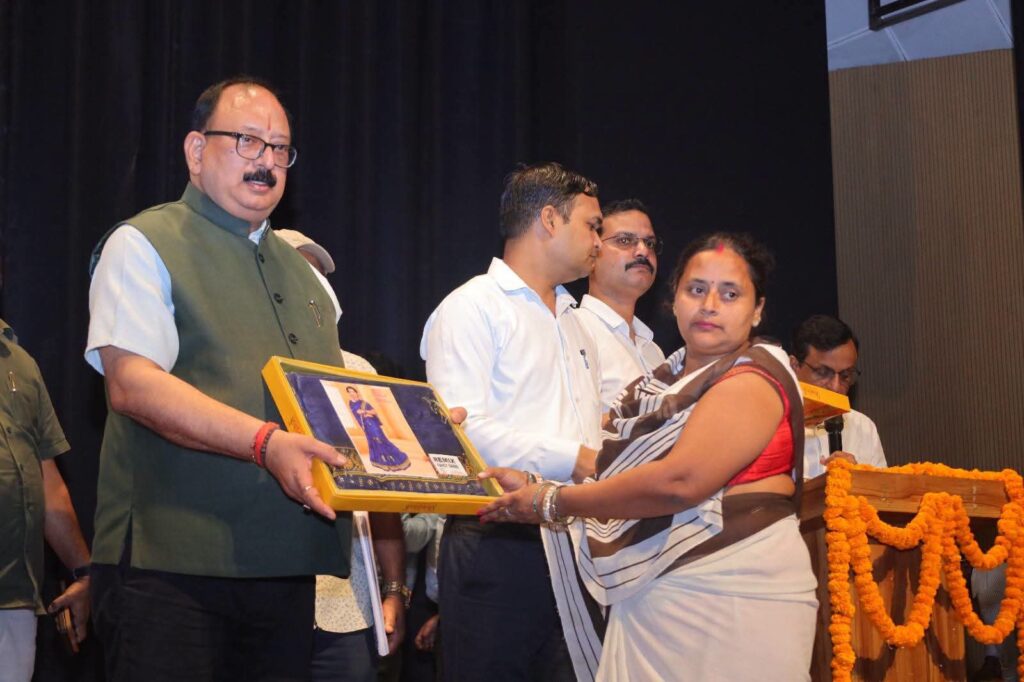 शाहजहांपुर में आंगन मिलन सेवा कार्यक्रम आंगनबाड़ी कार्यकत्रियों और लाभार्थियों का हुआ सम्मान